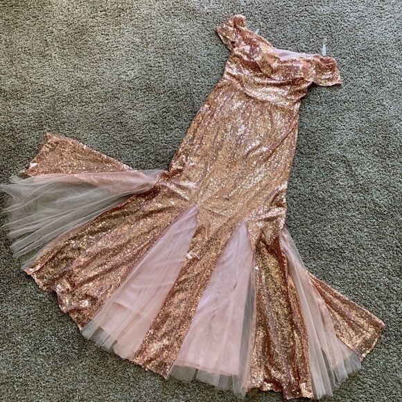 New Beautiful Sparkling Off-The-Shoulder Sequined Fishtail Gown - Picture 9 of 14